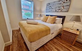Stunning Luxury Serviced Apartment Next To City Centre With Free Parking - Contractors & Relocators