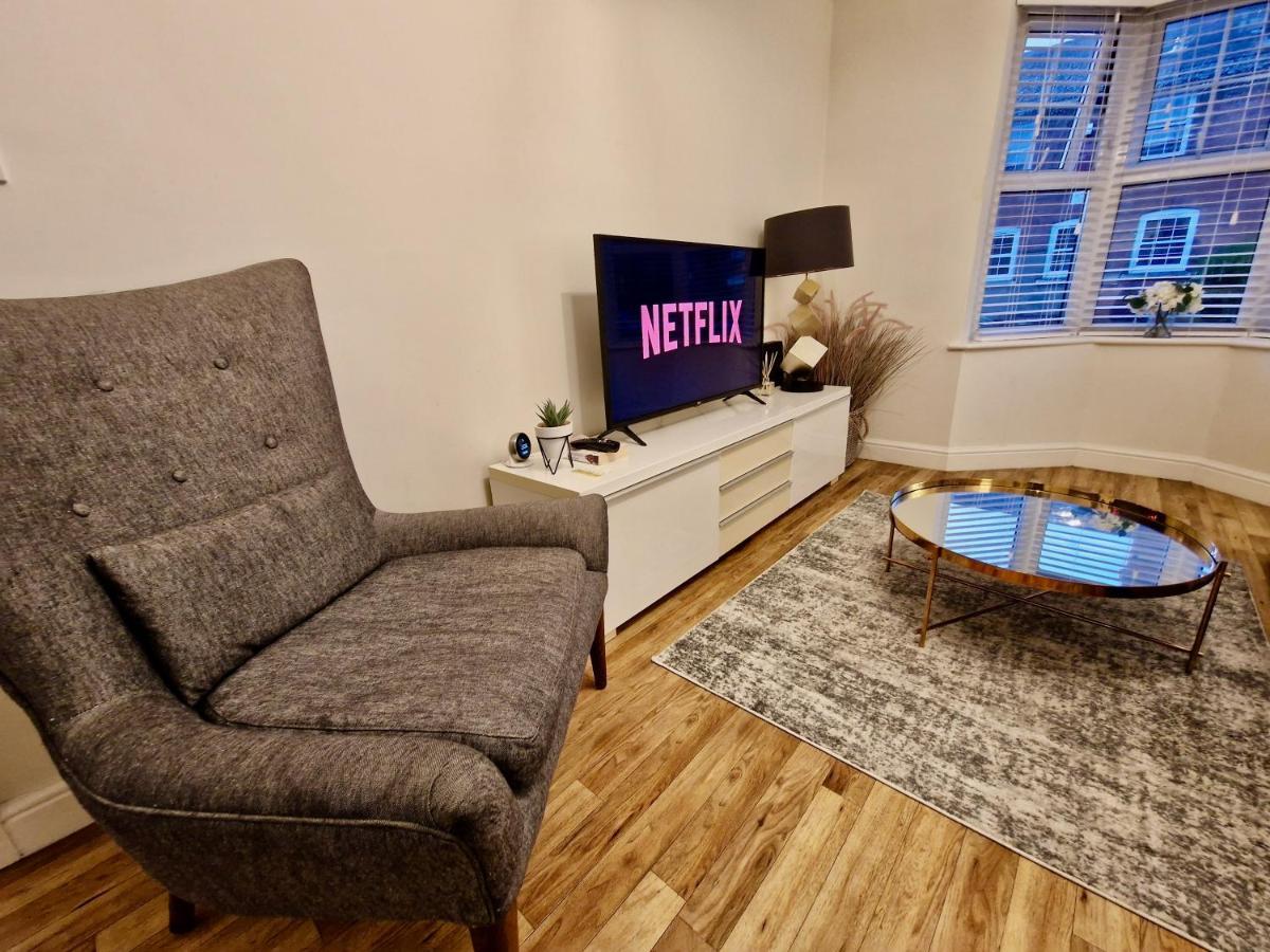 Stunning Luxury Serviced Apartment Next To City Centre With Free Parking - Contractors & Relocators Coventry Exterior photo